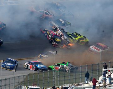 Impresionante y masivo accidente en cadena en la Nascar