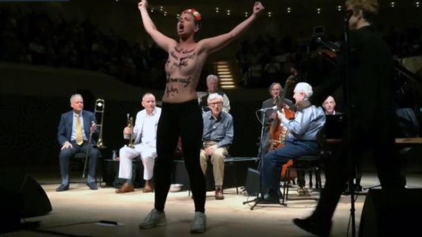 Dos feministas irrumpieron en el concierto de Woody Allen por las denuncias de abuso en su contra