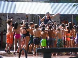 Van a clases en malla y los manguerean por la ola de calor