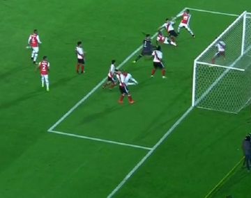 Salvador Ponzio: Batalla la soltó en el área y su compañero evitó el gol