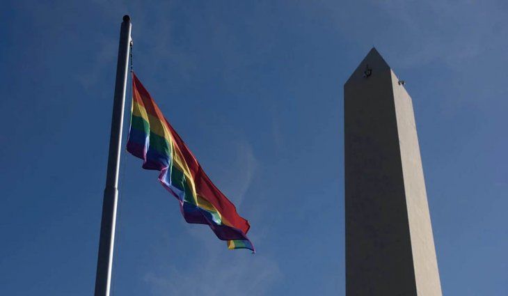 Ciudad: izaron la bandera del orgullo LGBTIQ+ junto al obelisco