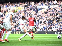 El gol del Cuti Romero en la derrota del Tottenham ante el Arsenal
