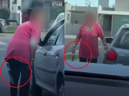 video: una mujer amenazo a un hombre con una cuchilla en una discusion de transito video: una mujer amenazo a un hombre con una cuchilla en una discusion de transito