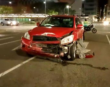 Un auto cruzó en rojo y provocó un choque en la 9 de Julio: al menos dos heridos