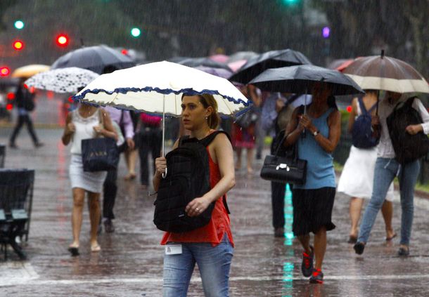 Diluvia en la Ciudad, el Gran Buenos Aires y la temperatura bajó 10 grados
