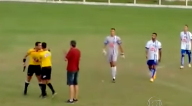 Se volvió loco: un árbitro sacó un arma en un partido amateur en Brasil
