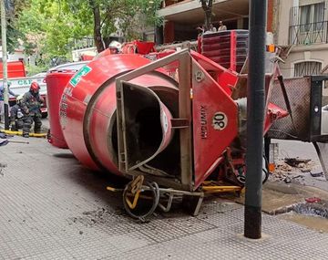 Un camión con cemento volcó y el conductor quedó atrapado en Villa Urquiza