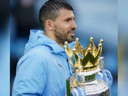 La broma del Kun Agüero en la premiación de la Premier League: Dale que pesa la copa, bo...