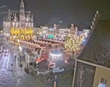 Tragedia en Bélgica: un árbol de Navidad enorme cayó y mató a una mujer