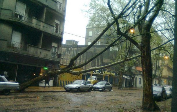 Alerta roja en Uruguay por vientos de hasta 190 km/h