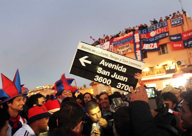 Locura cuerva: los hinchas organizaron un banderazo en pleno Marrakech