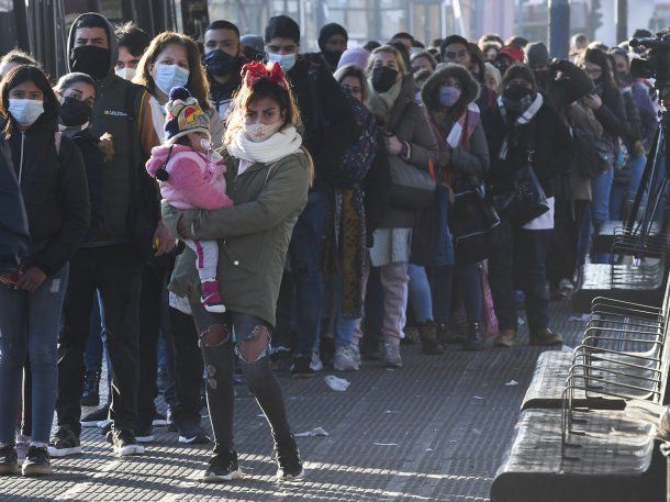 Largas filas y bronca: miles de pasajeros perjudicados por la baja de frecuencia de colectivos en AMBA