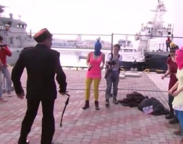 Atacaron a latigazos al grupo Pussy Riot durante un show en la ciudad rusa de Sochi