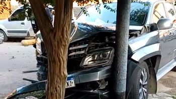 una camioneta fuera de control choco varios autos estacionados en villa lugano una camioneta fuera de control choco varios autos estacionados en villa lugano