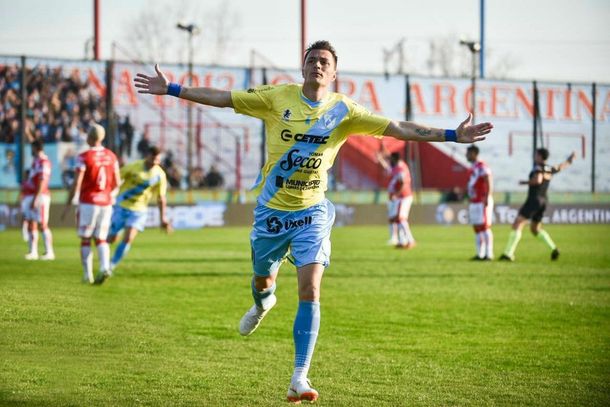 Leandro González celebra uno de los dos goles