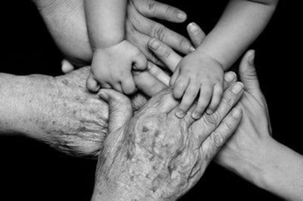 Cuando la experiencia guía: por qué la tecnología no debe reemplazar el diálogo entre adultos mayores y jóvenes