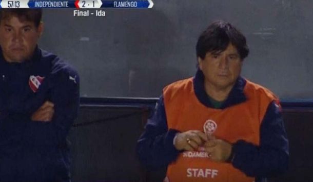 La imagen de Manuel a un costado del campo de juego