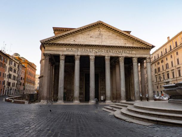 Italia: pintaron un grafiti pro aliens en el Panteón de Roma
