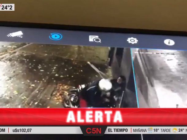 Motochorro atacó a una mujer y ella se defendió a muletazos