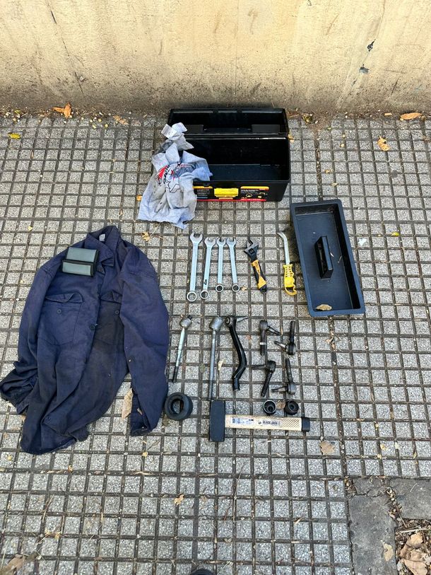 La Policía de la Ciudad detuvo a cinco mecánicos acusados de estafas. La Policía de la Ciudad detuvo a cinco mecánicos acusados de estafas.