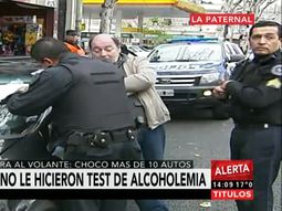 Con cervezas en su auto, chocó a 10 vehículos