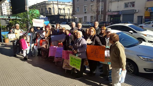 Teresa tiene 85 años, gana la jubilación mínima y vende tortas fritas para subsistir