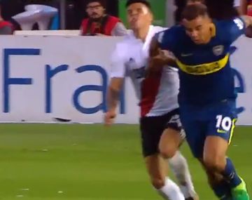 Insólita roja: El codazo de Cardona que sólo vio Pitana