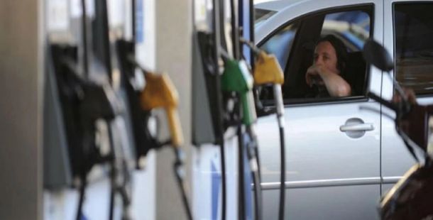 Mantener un auto chico cuesta la mitad de un salario promedio