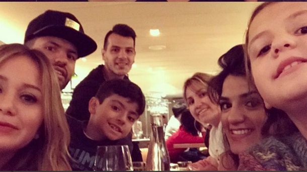 El Kun Agüero y su familia