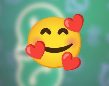 Qué significa la carita rodeada de corazones en WhatsApp