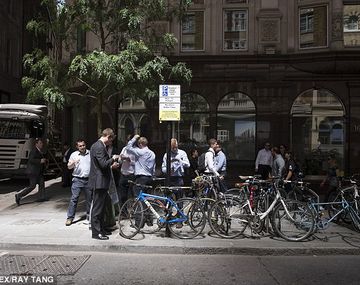 Por un extraño fenómeno un edificio derrite autos