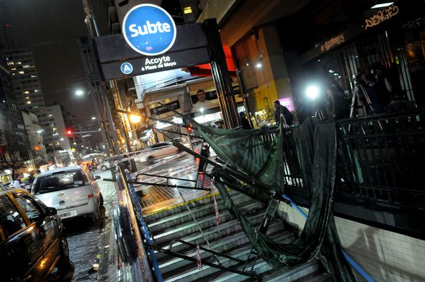 Cayó un andamio en estación Acoyte de la línea A del Subte: tres heridos
