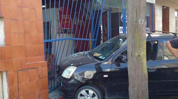 De no creer: fue a rendir y se incrustó con el auto en la escuela de manejo