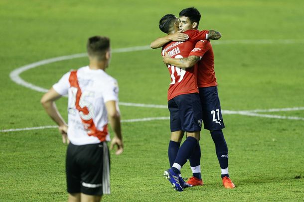 Con doblete de Velasco, Independiente le ganó a River y lo dejó sin final