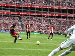 agridulce: messi erro un penal, pero barcelona triunfo en su debut en la liga agridulce: messi erro un penal, pero barcelona triunfo en su debut en la liga