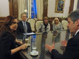 cfk recibio a familiares de los muertos en atentado a la amia cfk recibio a familiares de los muertos en atentado a la amia