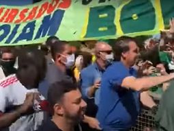 Jair Bolsonaro provocó otra aglomeración y la policía reprimió a opositores