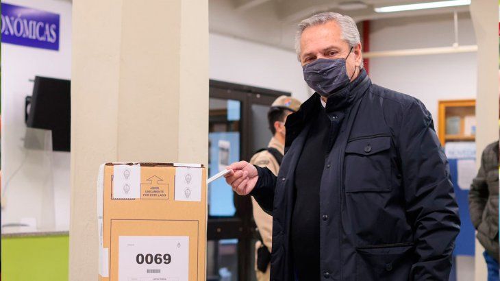 Alberto Fernández votó en la UCA: La Argentina sigue mañana