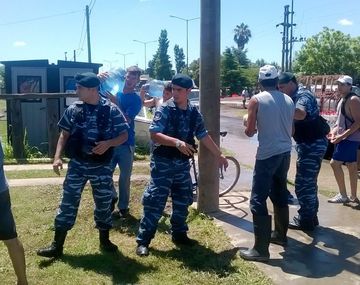 Policía y Defensa Civil colaboran con inundados en La Emilia.
