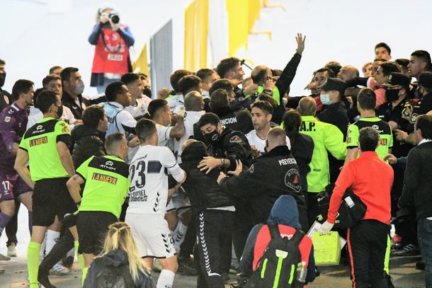 Fotos y videos: a las piñas tras el Gimnasia - Newells