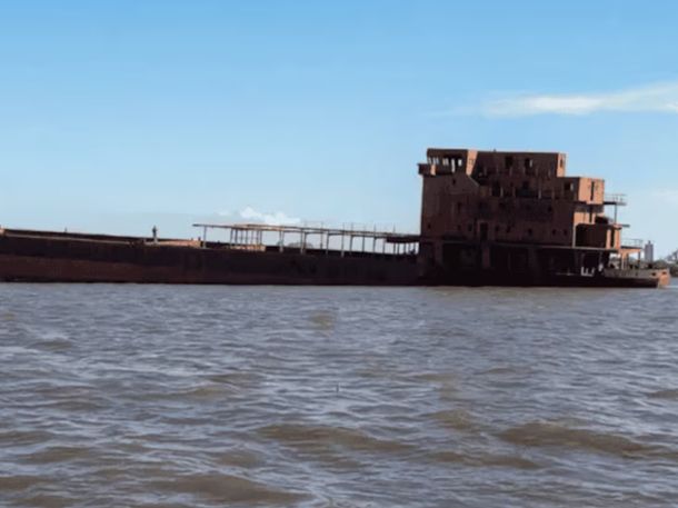 El barco se encuentra a la deriva El barco se encuentra a la deriva