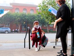 En pleno aumento de casos de Covid-19, California reabre las escuelas primarias