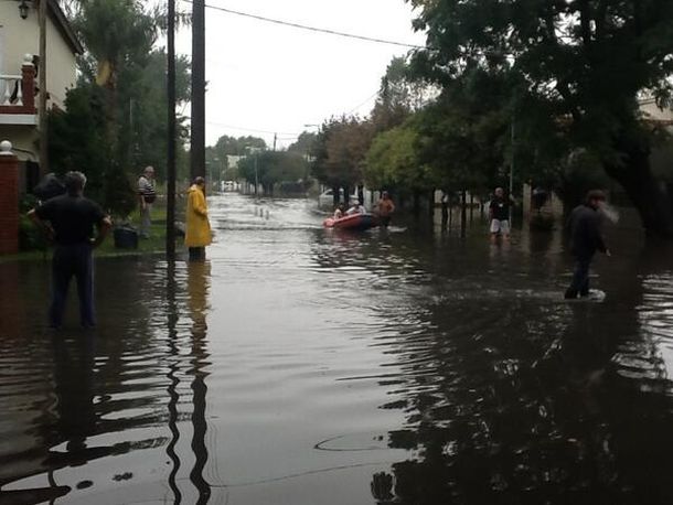 Unas cien personas robaron el depósito de un supermercado