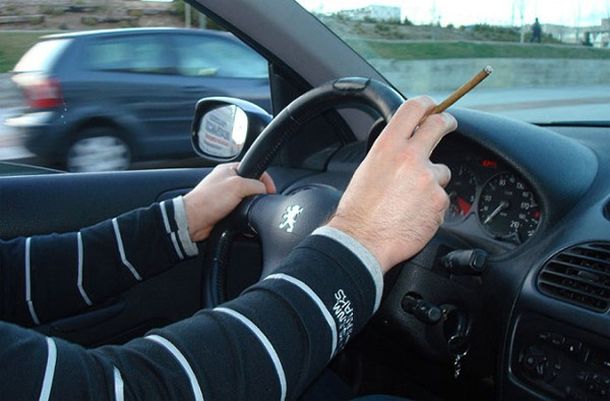 Promueven un proyecto para multar a quienes fuman mientras manejan