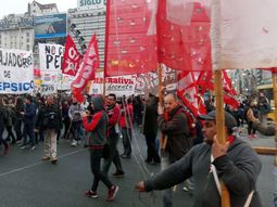 Los trabajadores cortan la 9 de Julio, la Avenida Corrientes y el Metrobus. Hay caos de tránsito. Los trabajadores cortan la 9 de Julio, la Avenida Corrientes y el Metrobus. Hay caos de tránsito.
