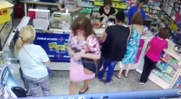 Descuidista y víctima frente a la cámara de seguridad