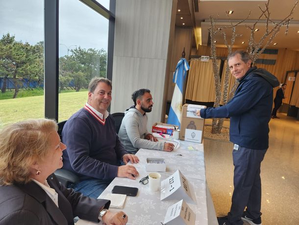 Argentinos votando en el consulado de Maldonado
