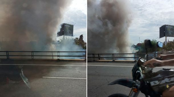 El humo afecta a la visibilidad de la autopista Illia