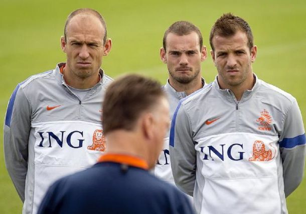 Louis Van Gaal dando una charla técnica a las estrellas de Holanda en 2014