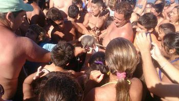 sacaron a un delfin bebe del mar y lo mataron por sacarse una selfie sacaron a un delfin bebe del mar y lo mataron por sacarse una selfie